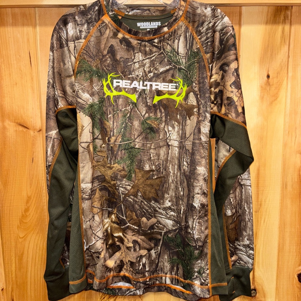 Woodlands Realtree men’s medium camo print long sleeve lightweight shirt